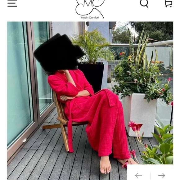 Red muslin Robe - Picture 3 of 3